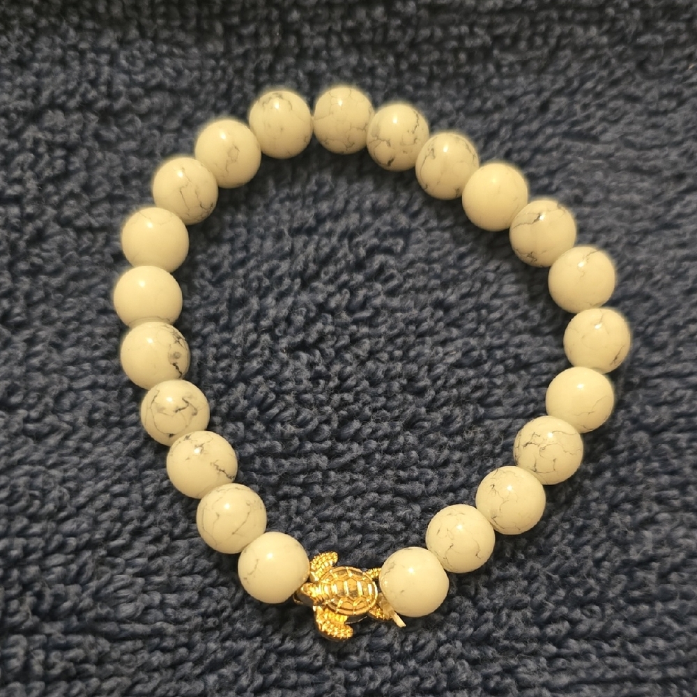Elegant Gold and Cream Beaded Bracelet